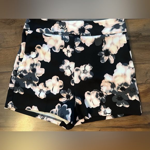 Express Floral Shorts Women’s Size 4 – Black White Blush Pink Print - Picture 3 of 9